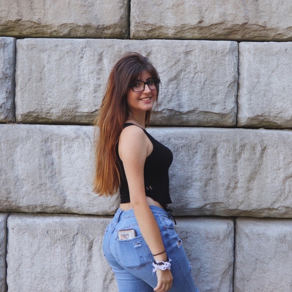 Meet your Posher, Charlize - Picture 1 of 1